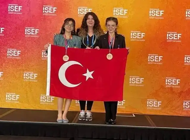 Karesi Şehit Prof. Dr. İlhan Varank Bilim ve Sanat Merkezi öğretmen ve öğrencileri, "Uluslararası Bilim ve Mühendislik Fuarı" ISEF'te Türkiye'yi ve Balıkesir'i temsil etti ve biyokimya alanında dünya üçüncüsü oldu.