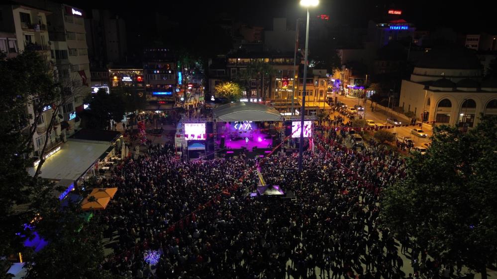 Balıkesir'de genelindeki konserler gençler tarafından büyük ilgi gördü.