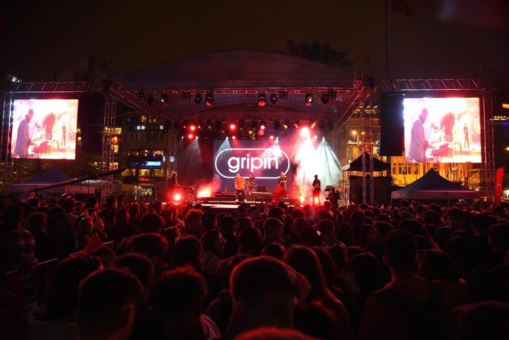 Balıkesir'de genelindeki konserler gençler tarafından büyük ilgi gördü.