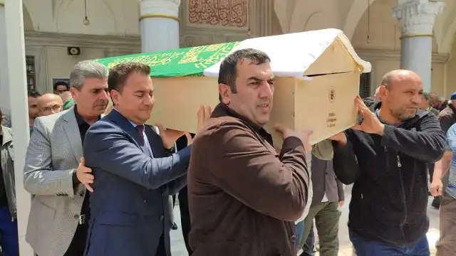 Ali Babacan, danışmanı Vedat Yalgı'nın babası Enver Yalgı'nın cenazesine katılmak için Bursa Orhangazi'deydi. 