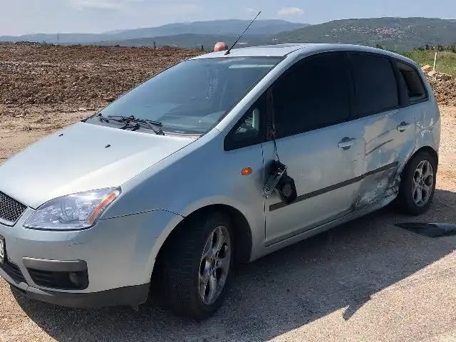 Erdek ilçesi Tatlısu kavşağında motosiklet ve otomobilin karıştığı trafik kazası meydana geldi. Kazada motosiklet sürücüsü yaralandı.