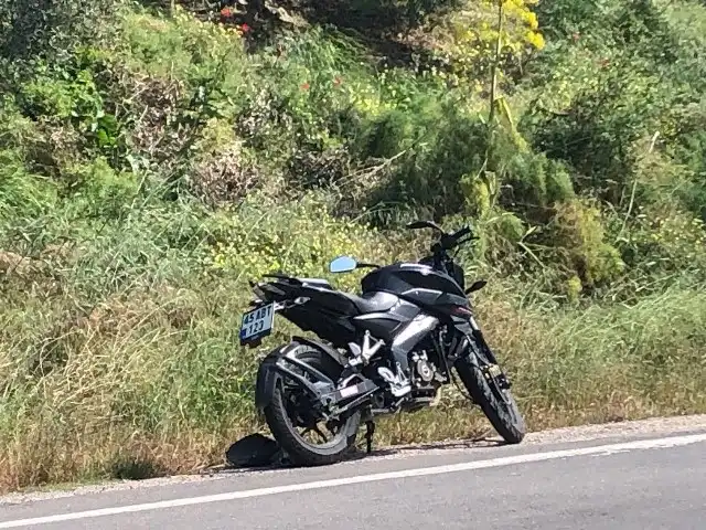 Erdek ilçesi Tatlısu kavşağında motosiklet ve otomobilin karıştığı trafik kazası meydana geldi. Kazada motosiklet sürücüsü yaralandı.