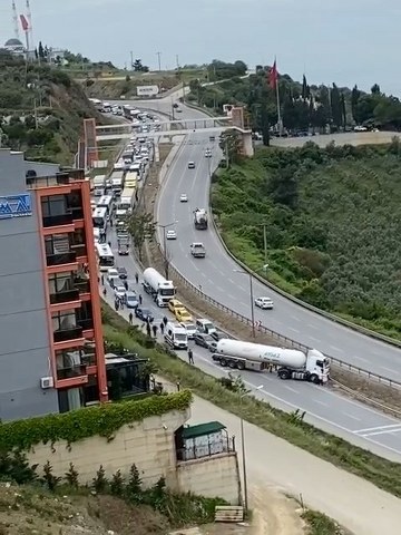 İstanbul yolu üzerinde meydana gelen bir kaza, trafik akışını felç etti.