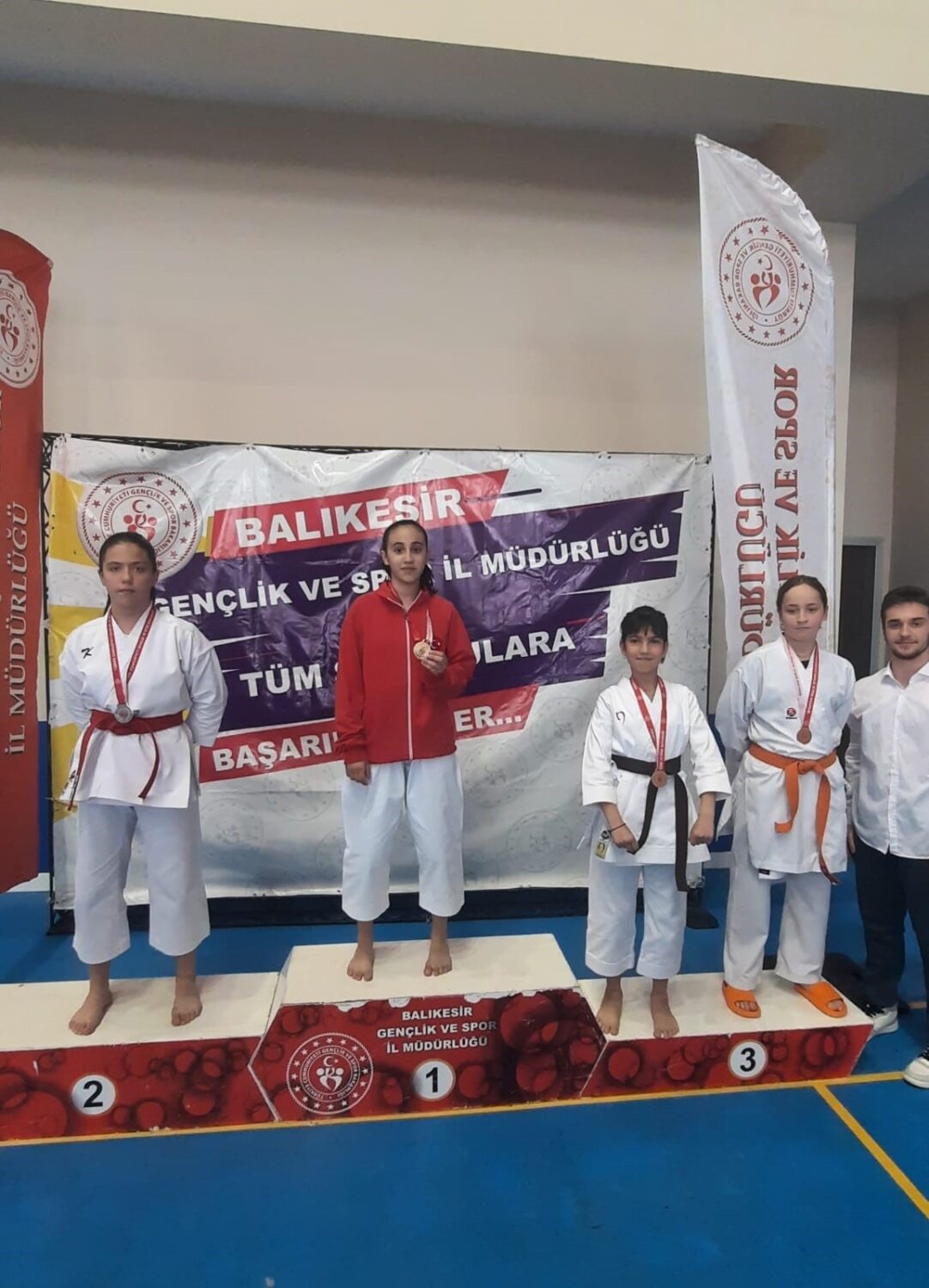Balıkesir Karate Turnuvası ve Karate Anadolu Yıldızları il seçmelerinde Edremit’ li gençler yıldız gibi parladı