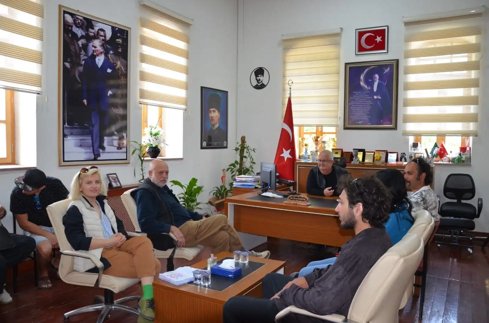 Gömeç Heykel Sempozyumuna katılan sanatçılar, Gömeç Belediye Başkanı Mehmet İrem Himam'ı ziyaret etti