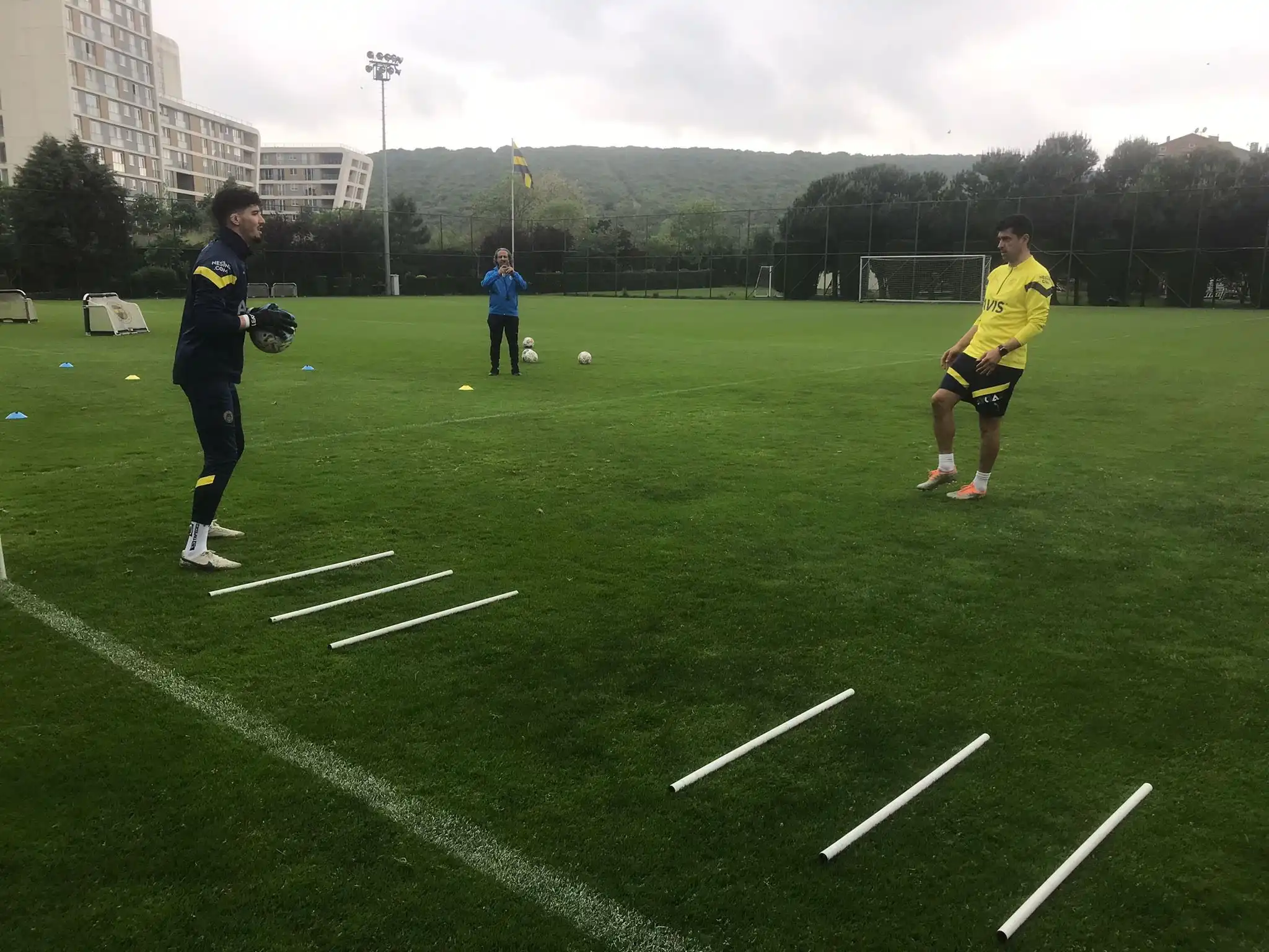 Bel fıtığı nedeniyle ameliyat olan Fenerbahçeli milli kaleci Altay Bayındır, bugün  antrenmanlara döndü.