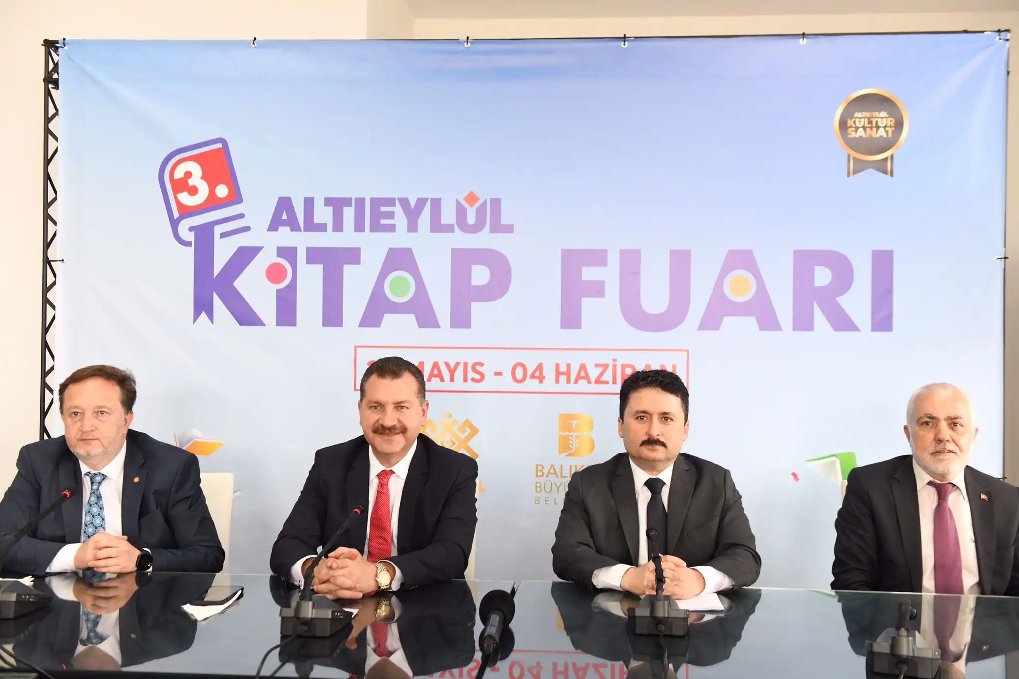 Altıeylül Belediyesi ve Balıkesir Büyükşehir Belediyesinin düzenlediği 3. Kitap Fuarı'na 26 Mayıs-4 Haziran tarihleri arasında 75 Yıl Parkı'nda ulusal ve yerel alanda 180 şair ve yazar katılacak. 3. Altıeylül Kitap Fuarı'nda yazarlar ve halk bir araya gelecek.