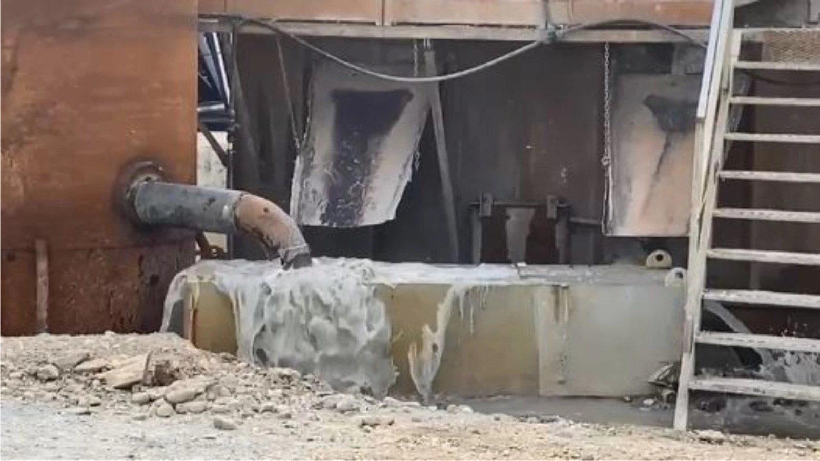 Bigadiç ilçesinde kuyu açma çalışmalarında saniyede 30 litre debiye sahip, 65 derece sıcaklığa sahip jeotermal su bulundu.