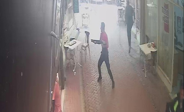 DÖNERCİ DÜKKANINA POMPALI TÜFEKLE SALDIRI ÇARŞIDA ALIŞVERİŞ YAPAN VATANDAŞLAR KORKU ANLAR YAŞADI