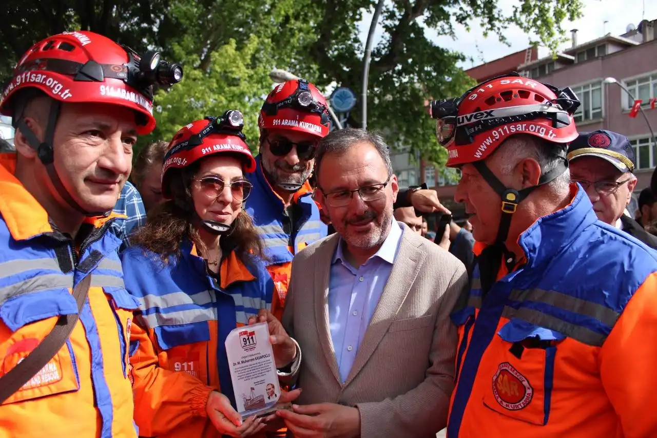Balıkesir Gönen'de Gençlik ve spor bakanı Mehmet Kasapoğlu depremde insanların canını kurtarmaya yardım eden itfaiye personeliyle buluştu