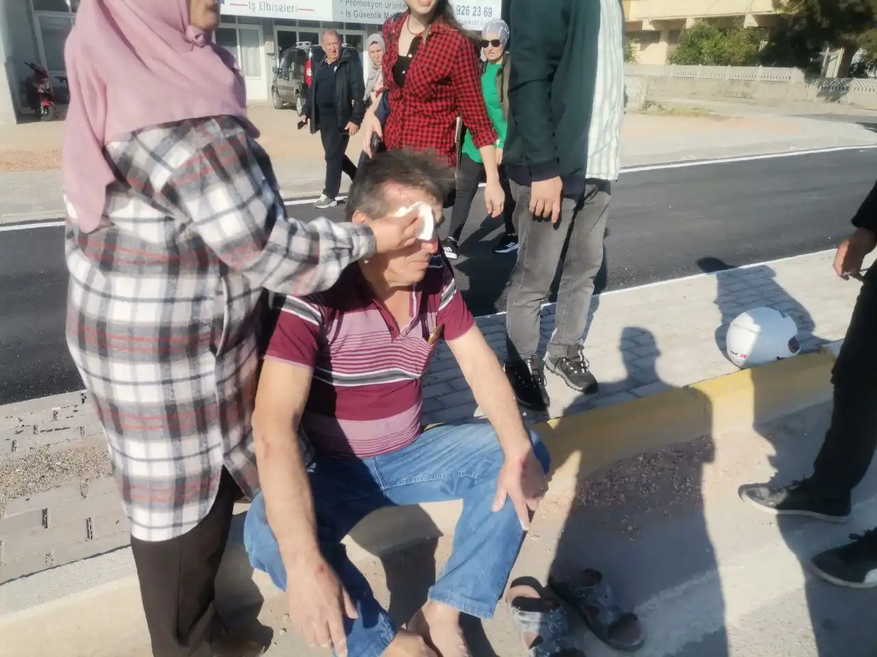 Balıkesir Bandırma'nın 600 evler mahallesi Atatürk caddesi üzerinde trafik kazası meydana geldi 1 işi yaralandı .