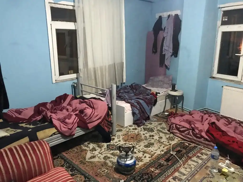 İstanbul'da düzensiz göçmenlere yönelik gerçekleştirilen operasyonlarda 46 şüpheli yakalandı. 8 ayrı ev ve bir kamyonette yakalanan şüpheliler sınırdışı edilmek üzere İl Göç İdaresi Müdürlüğü’ne teslim edildi.