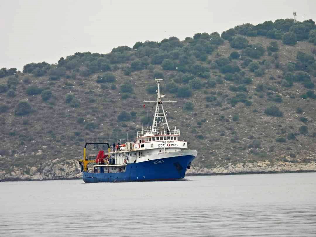 Erdek açıklarında bulunan Tavşanlı Adası ile Seyitgazi arasında ODTÜ Deniz Bilimleri Enstitüsüne ait araştırma gemisi Bilim-2 tarafından teknik araştırma yapılıyor.