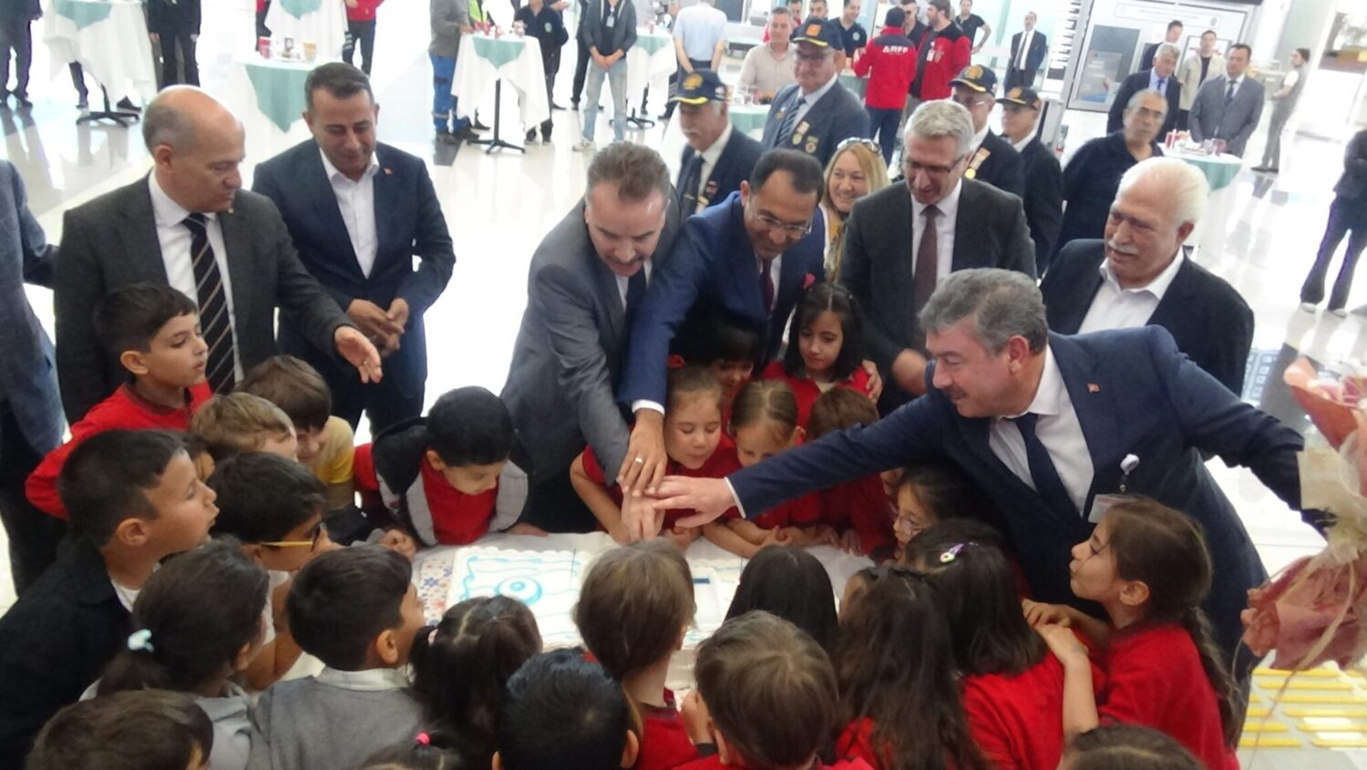 Gece gündüz çalışan Devlet Hava Meydanları İşletmesi (DHMİ)’nin 90. kuruluş yıl dönümü Balıkesir Koca Seyit Havalimanı'nda da kutlandı.