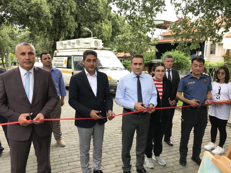 İlçe Milli Eğitim Müdürlüğü tarafından düzenlenen görsel sanatlar, teknoloji ve tasarım sergisine Balıkesir’in Burhaniye Kaymakamı İlyas Memiş de katıldı.