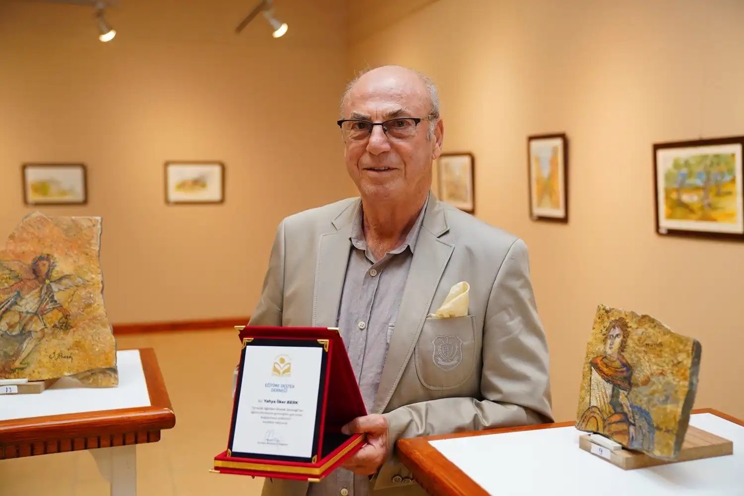 Balıkesir Ayvalık'ta, Orhan Peker Sanat Galerisi, Mimar İlker Berk'in sergisine ev sahipliği yapıyor.