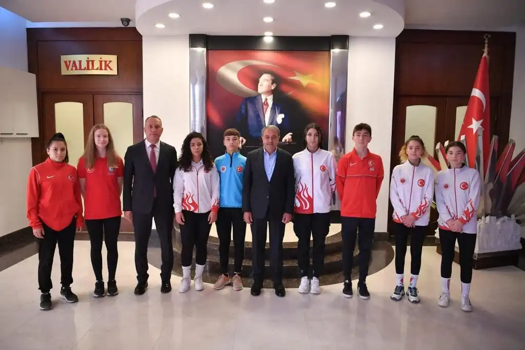 Balıkesir'in adını ulusal ve uluslararası spor müsabakalarında  duyuran sporcular Vali Hasan Şıldak'la bir araya geldiler. Şıldak sporculara başarılarından kaynaklı hediyelerini takdim etti.