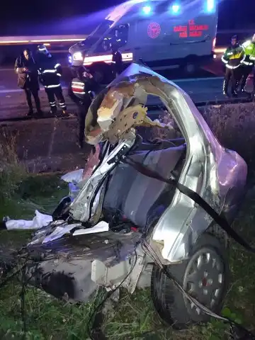 Saray ilçesinde meydana gelen korkunç kazada, bir kamyonet ile çarpışan otomobil ikiye bölündü. Bu feci kazada, nişanlı bir çift hayatını kaybetti.