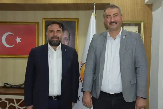 6 Nisan 2022’de Gelecek Partisi Balıkesir İl Başkanı olan Ali Ünal geçtiğimiz günlerde partisinden istifa ettiğini duyurmuştu. Ali Ünal, düzenlenen törenle AK Parti'ye geçti.