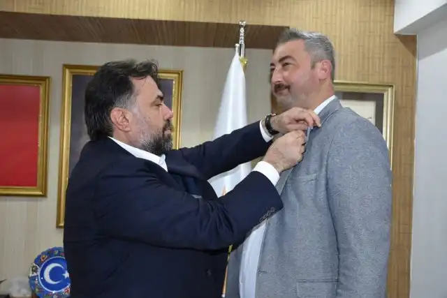 6 Nisan 2022’de Gelecek Partisi Balıkesir İl Başkanı olan Ali Ünal geçtiğimiz günlerde partisinden istifa ettiğini duyurmuştu. Ali Ünal, düzenlenen törenle AK Parti'ye geçti.