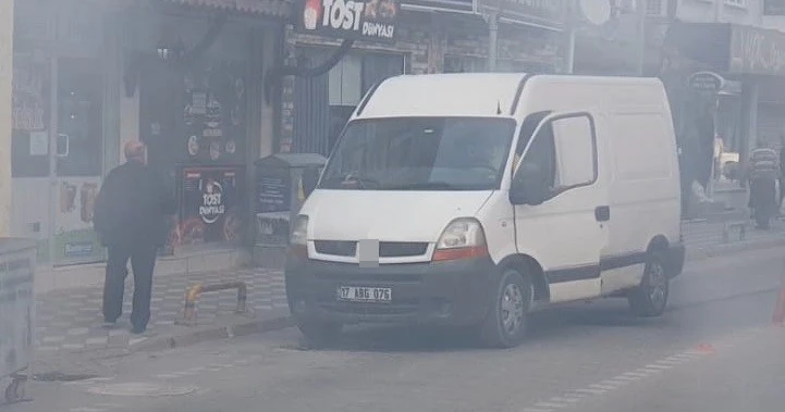 Edremit ilçesinde seyir halinde olan bir minibüsün caddeyi duman altında bırakması, büyük bir panik yarattı, vatandaşlar, minibüsün patlamasından endişe etti.