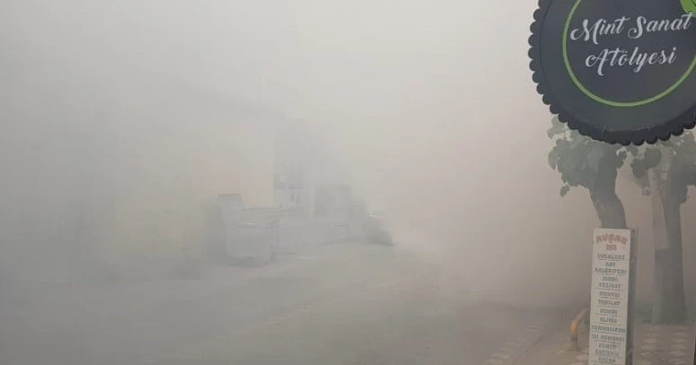 Edremit ilçesinde seyir halinde olan bir minibüsün caddeyi duman altında bırakması, büyük bir panik yarattı, vatandaşlar, minibüsün patlamasından endişe etti.