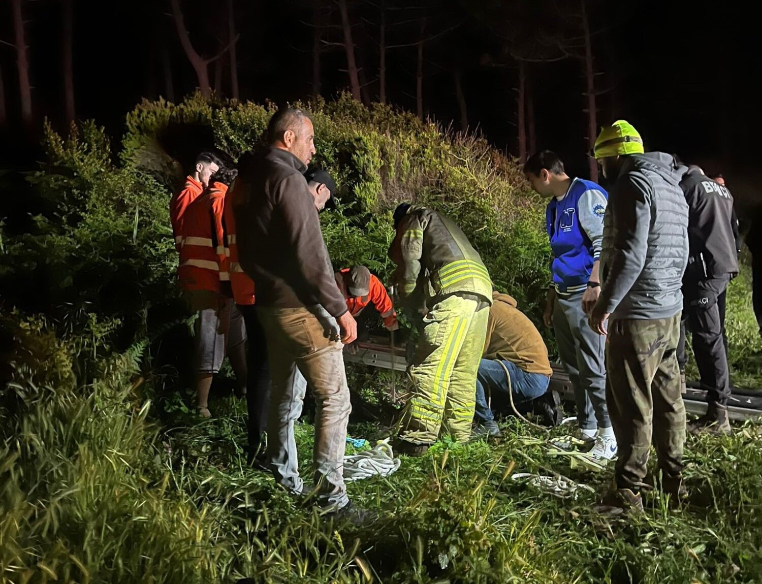 Beykoz Riva'da çalı toplamak için yola çıkan bir vatandaş, yolun kenarındaki kuyuya düştü. Olay yerine gelen ekiplerin yaklaşık bir saatlik çalışmasının ardından vatandaş kuyudan kurtarıldı.