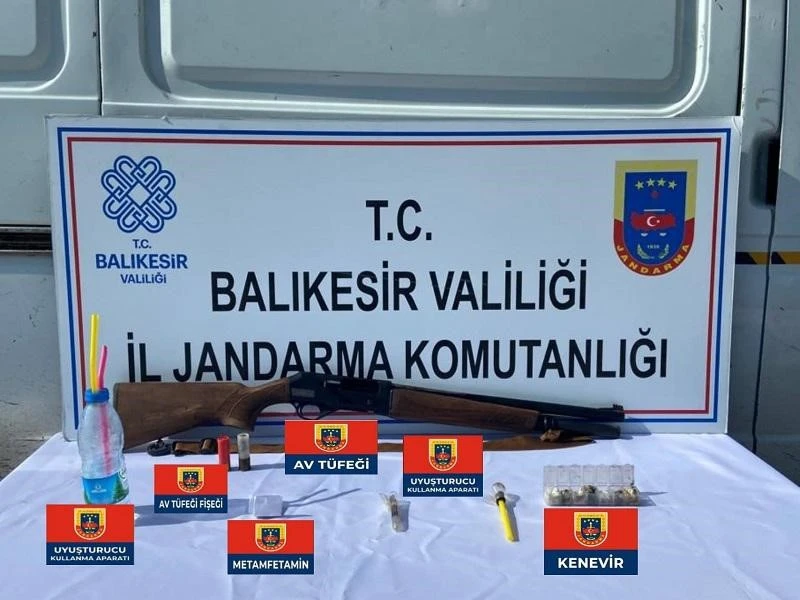 Balıkesir'deki jandarma ekipleri, 5 ilçede gerçekleştirdikleri uyuşturucu operasyonlarında 6 şüpheliyi gözaltına aldı. Yapılan aramalarda çok miktarda uyuşturucu madde ve bir adet ruhsatsız av tüfeği ele geçirildi.