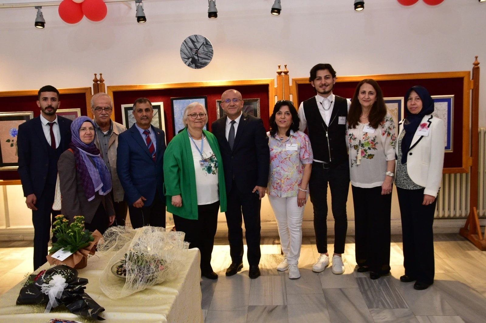 Yaşayan İnsan Hazinesi atıfı ile anılan Ebru Ustası Neliman Şentuna Özkarasu, öğrencileriyle birlikte hazırladığı eserlerini Devlet Güzel Sanatlar Galerisi Sergi Salonu'nda görücüye çıkardı.