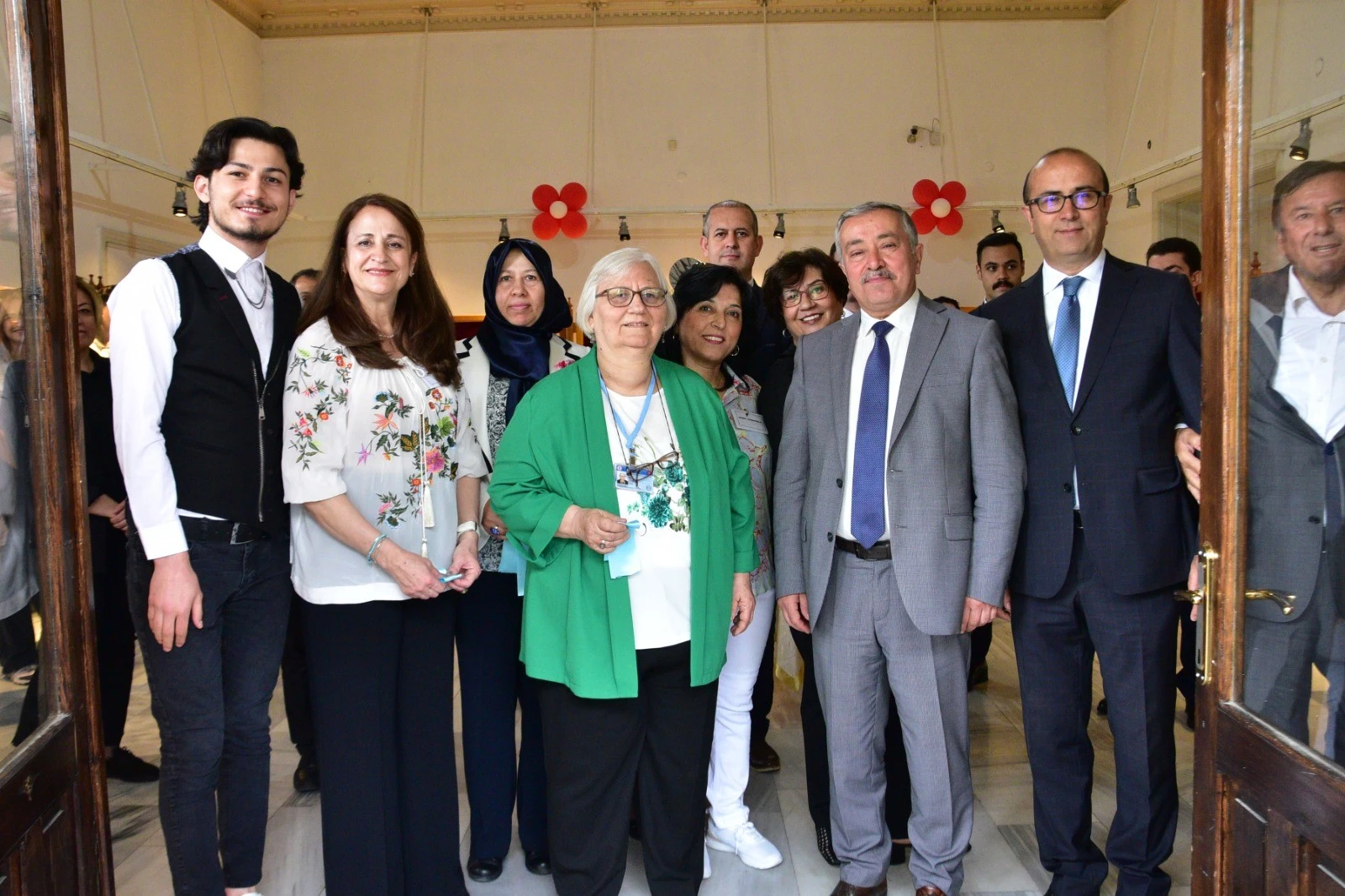 Yaşayan İnsan Hazinesi atıfı ile anılan Ebru Ustası Neliman Şentuna Özkarasu, öğrencileriyle birlikte hazırladığı eserlerini Devlet Güzel Sanatlar Galerisi Sergi Salonu'nda görücüye çıkardı.