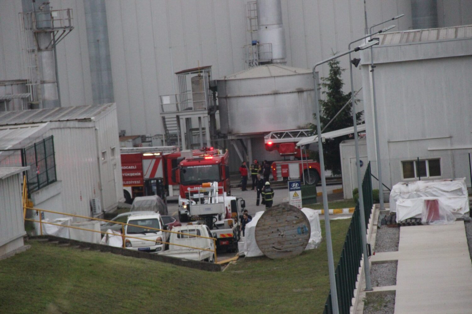 İzmit ilçesinde bulunan Hyundai fabrikasında bir trafo yangını meydana geldi. Yangın sırasında alevler gökyüzüne kadar yükselirken, fabrikadaki üretim faaliyetleri durduruldu.