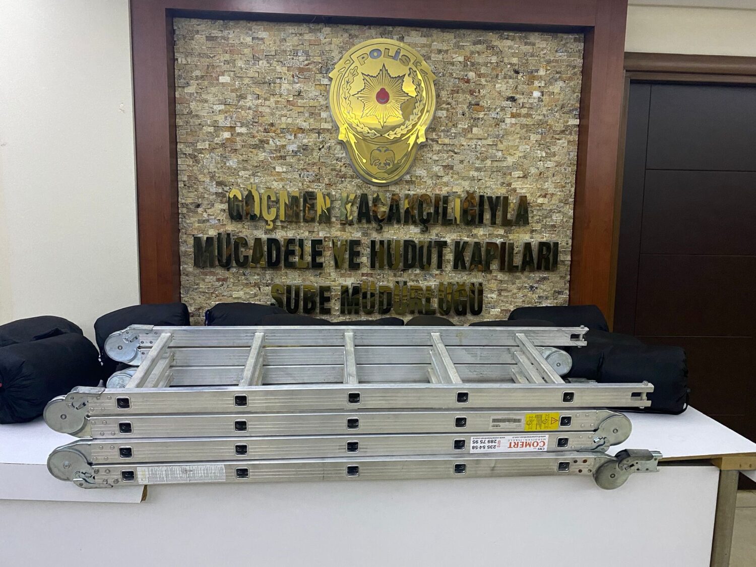 Büyükçekmece ilçesinde gerçekleştirilen operasyonda bir minibüste 15 kaçak göçmen yakalandı. Operasyon sırasında araç sürücüsü ve bir rehber de gözaltına alındı.