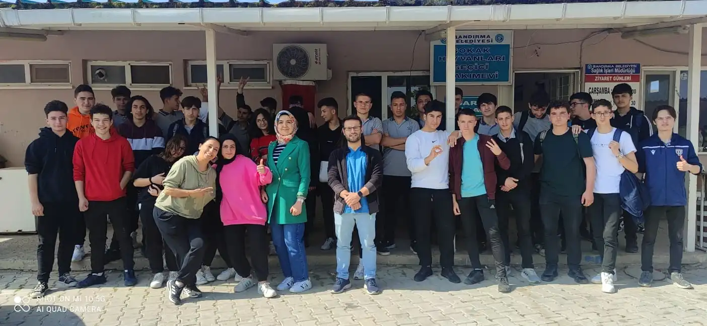 Balıkesir Bandırma'da lise öğrencileri kendi aralarında para toplayarak sokak hayvanları için mama aldılar ve barınağı ziyaret ederek hayvanları beslediler. Hayvanların hem karnını hem sevgi ve ilgi ihtiyaçlarını doyurdular.