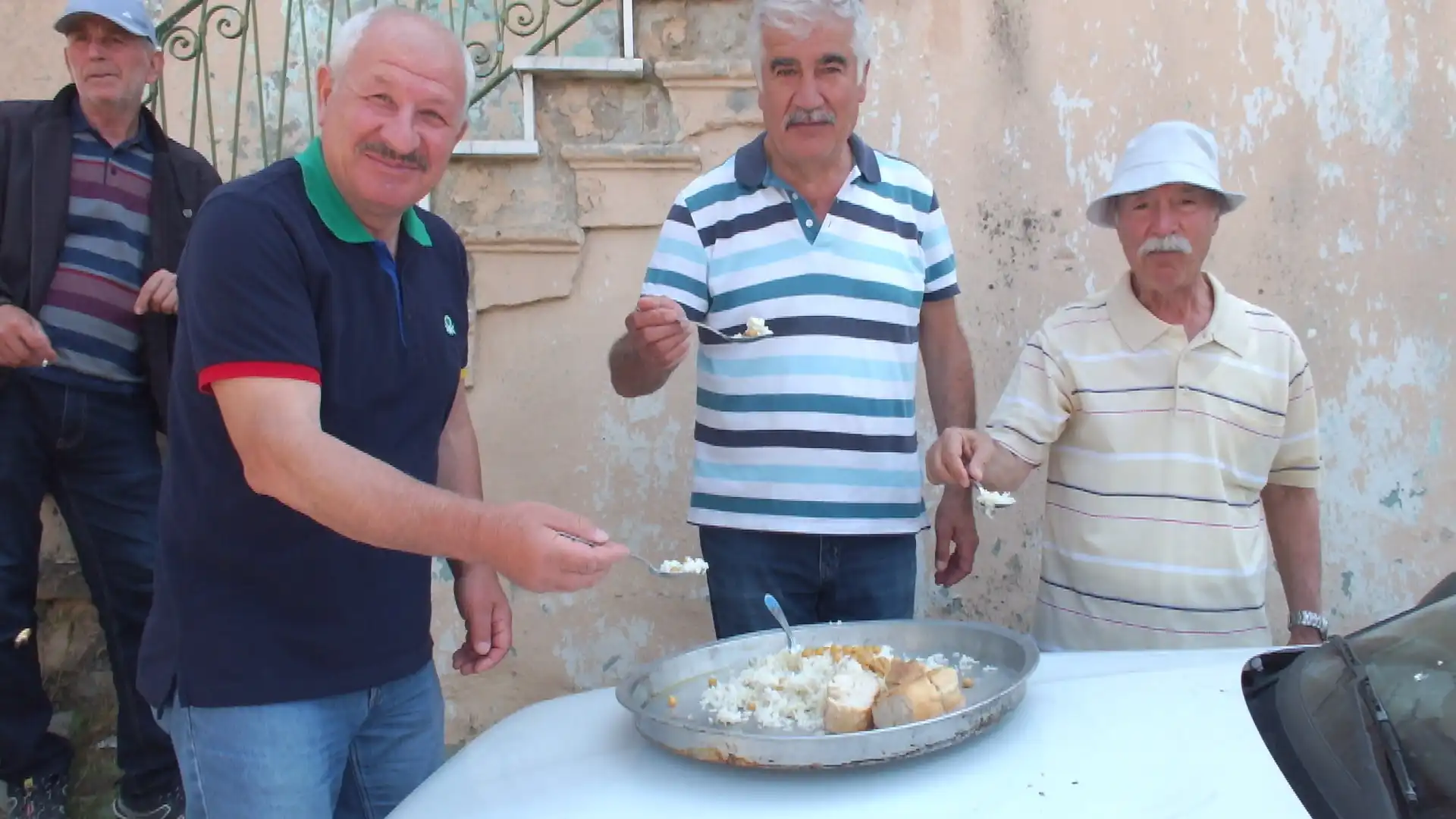 Burhaniye Ağacık mahallesinde geleneksel çiftçi hayrı düzenledi yaklaşık 3 bin çiftçiyi buluşturan hayırda Vaiz Vedat Sekman dua okudu ve pilav dağıtıldı.