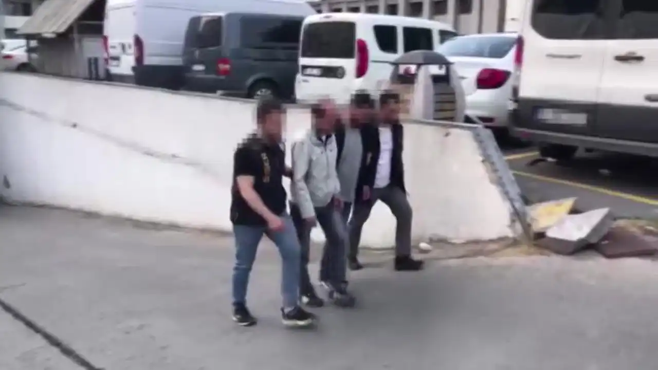İstanbul'da erkek bir vatandaş, sosyal medya üzerinden yabancı uyruklu bir kadınla tanıştı. Kadın ve başka bir şüpheli tarafından 923 bin TL dolandırıldı. Dolandırıcılık yapan şüpheliler yakalandı.