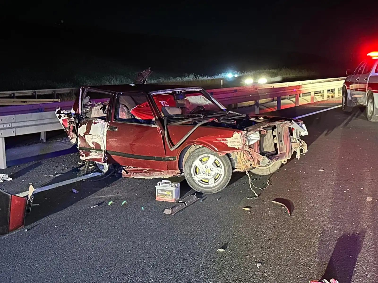 Tekirdağ Ergene''de otomobilin arkadan çarpması sonucu  bariyerlere çarpan otomobil hurdaya döndü. Hurdaya dönen aracın içinde bulunan 23 yaşındaki ceza infaz koruma memuru hayatını kaybetti.