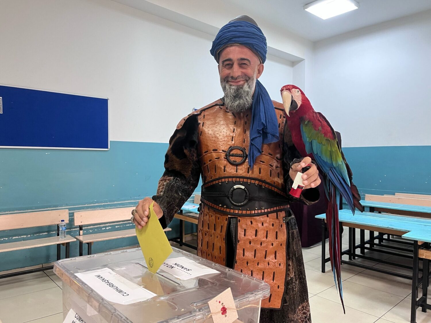 Cumhurbaşkanlığı ikinci tur seçimleri için oy vermeye papağanıyla birlikte gelen Nazım Cihan Osmanlı dikkatleri üzerine çekti. 