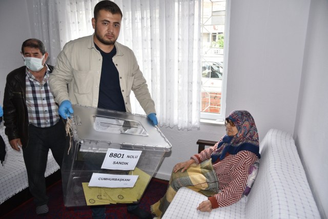 Sındırgı’da ilçe genelinde okullarda oy kullanma işlemi devam ederken,