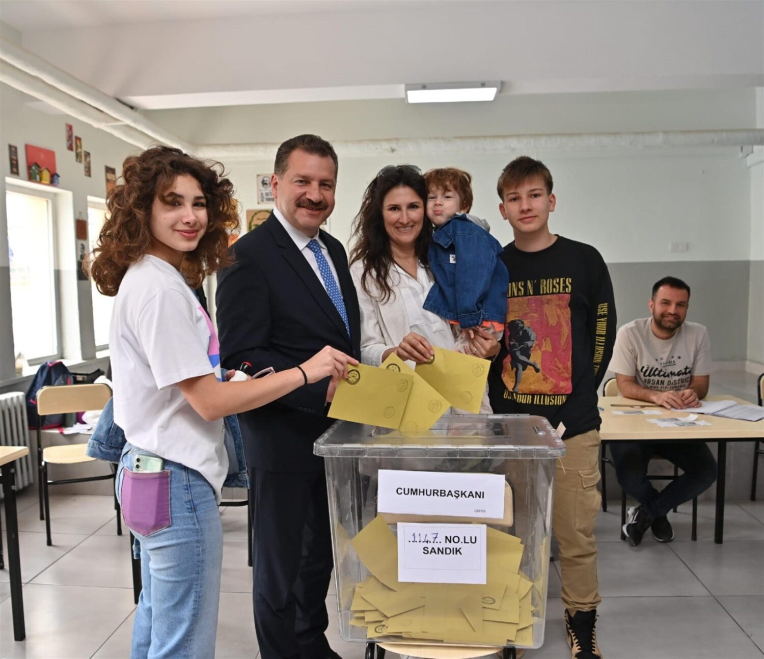 Balıkesir Büyükşehir Belediye Başkanı Yücel Yılmaz, ailesiyle birlikte Cumhurbaşkanlığı ikinci tur seçimleri için Karesi İlçesi'ndeki Zühtü Özkardaşlar Anadolu Lisesi'nde oy kullandı.