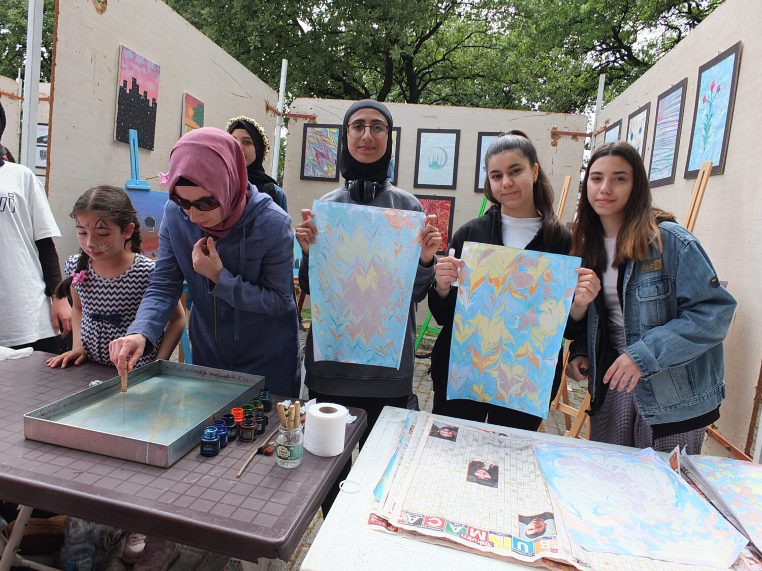 Burhaniye ilçesinde, Hacı Mehmet Fevzi Köylü Anadolu İmam Hatip Lisesi’nde düzenlenen Ebru Kursu ilgi gördü.