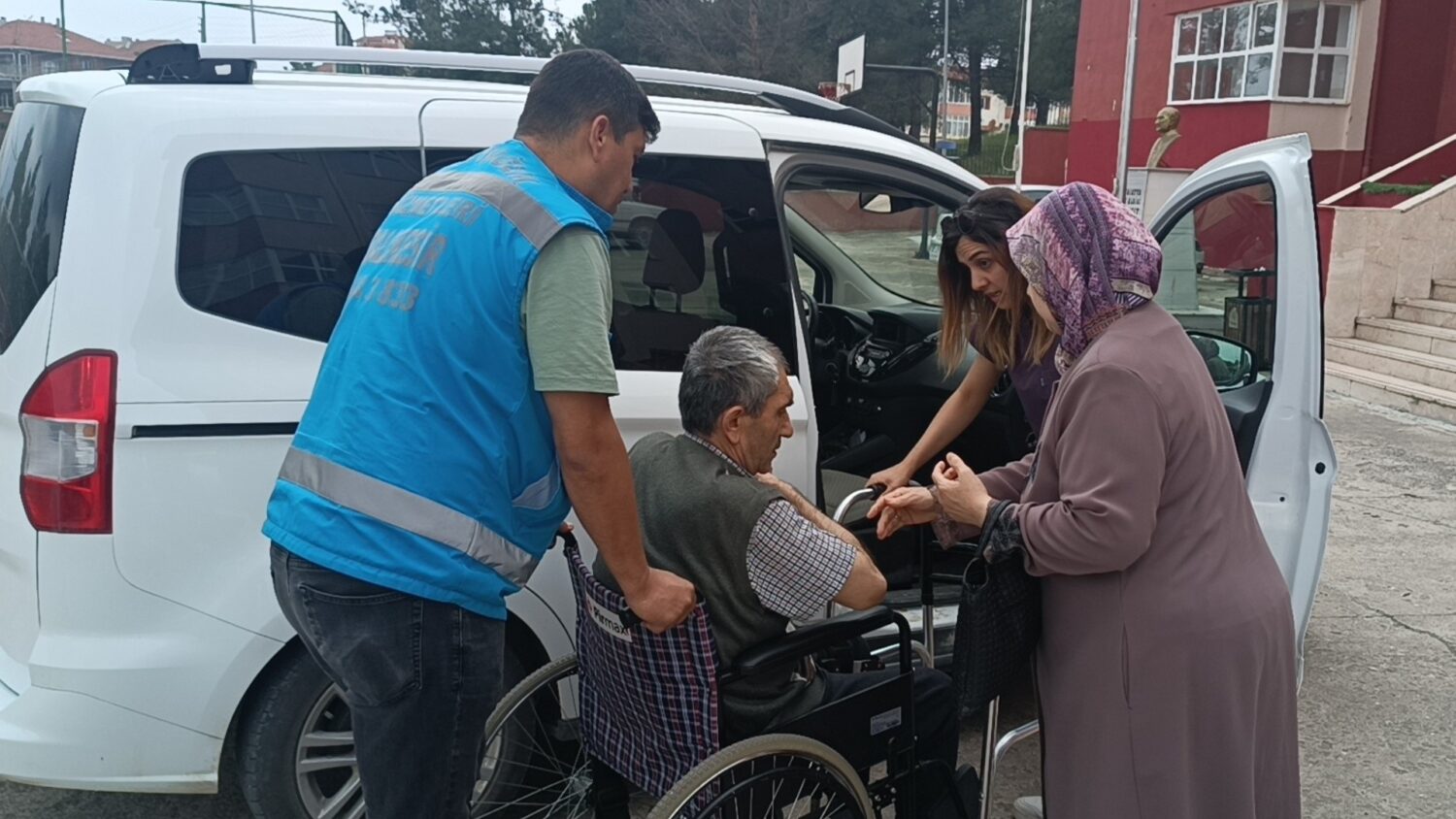Sındırgı ilçesinde, oy kullanma işlemleri ve gezici sandık hizmetinin yanı sıra kendi imkanlarıyla oy kullanamayacak durumda olan yaşlı, engelli ve hasta vatandaşlar, Sındırgı Devlet Hastanesi ekipleri tarafından oy verecekleri merkezlere taşındı. 
