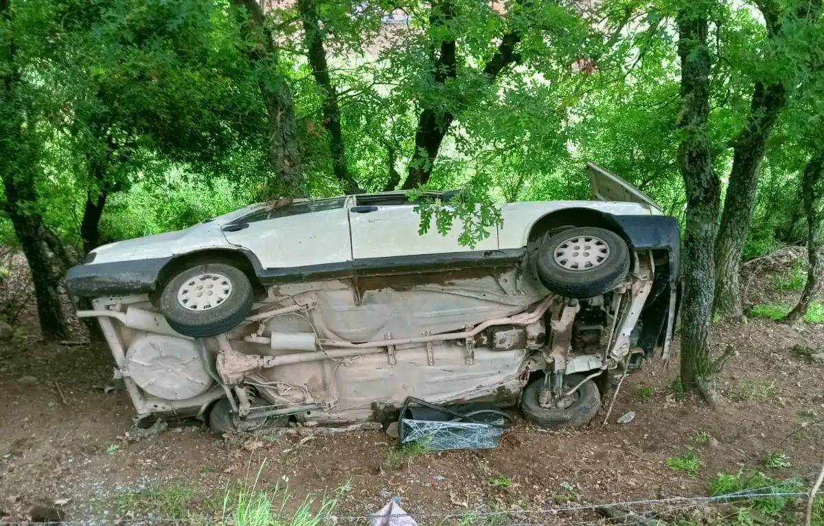 Balıkesir Balya'da meydana gelen tek taraflı kazasında şarampole uçan araçtaki 3 kişi yaralandı.