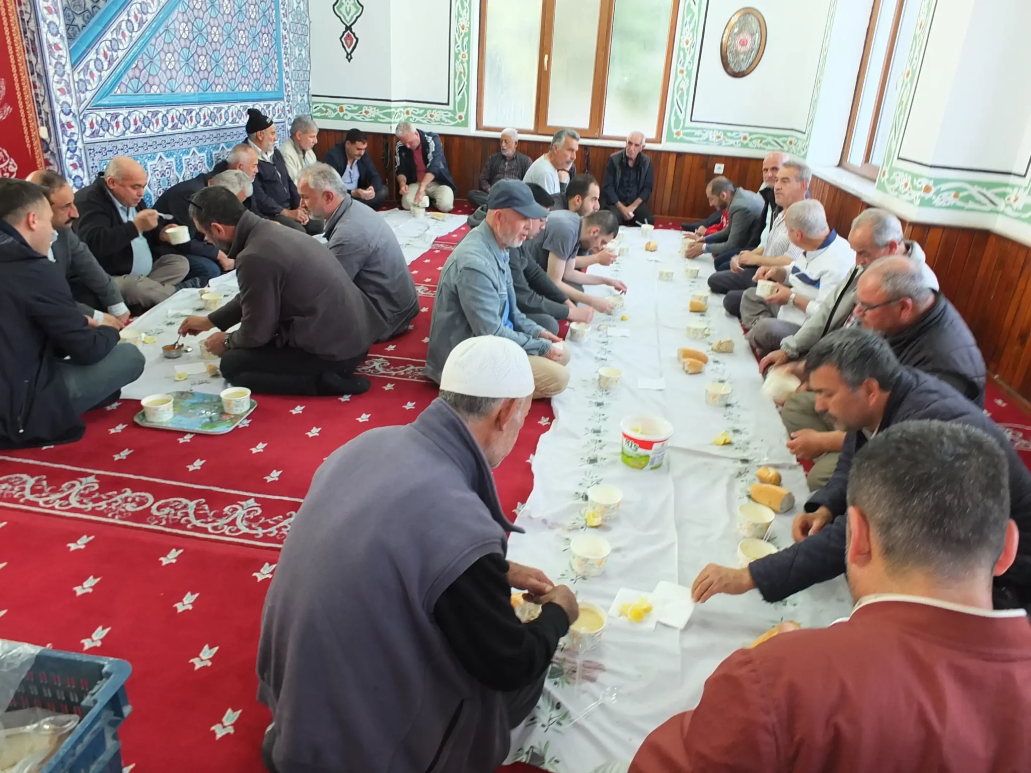 Burhaniye'de müftülüğün başlattığı sabah namazı buluşmaları devam ederken dünkü buluşma Öğretmenler Mahallesindeki Kalemağa Hacı İsmail Camii'de gerçekleşti.