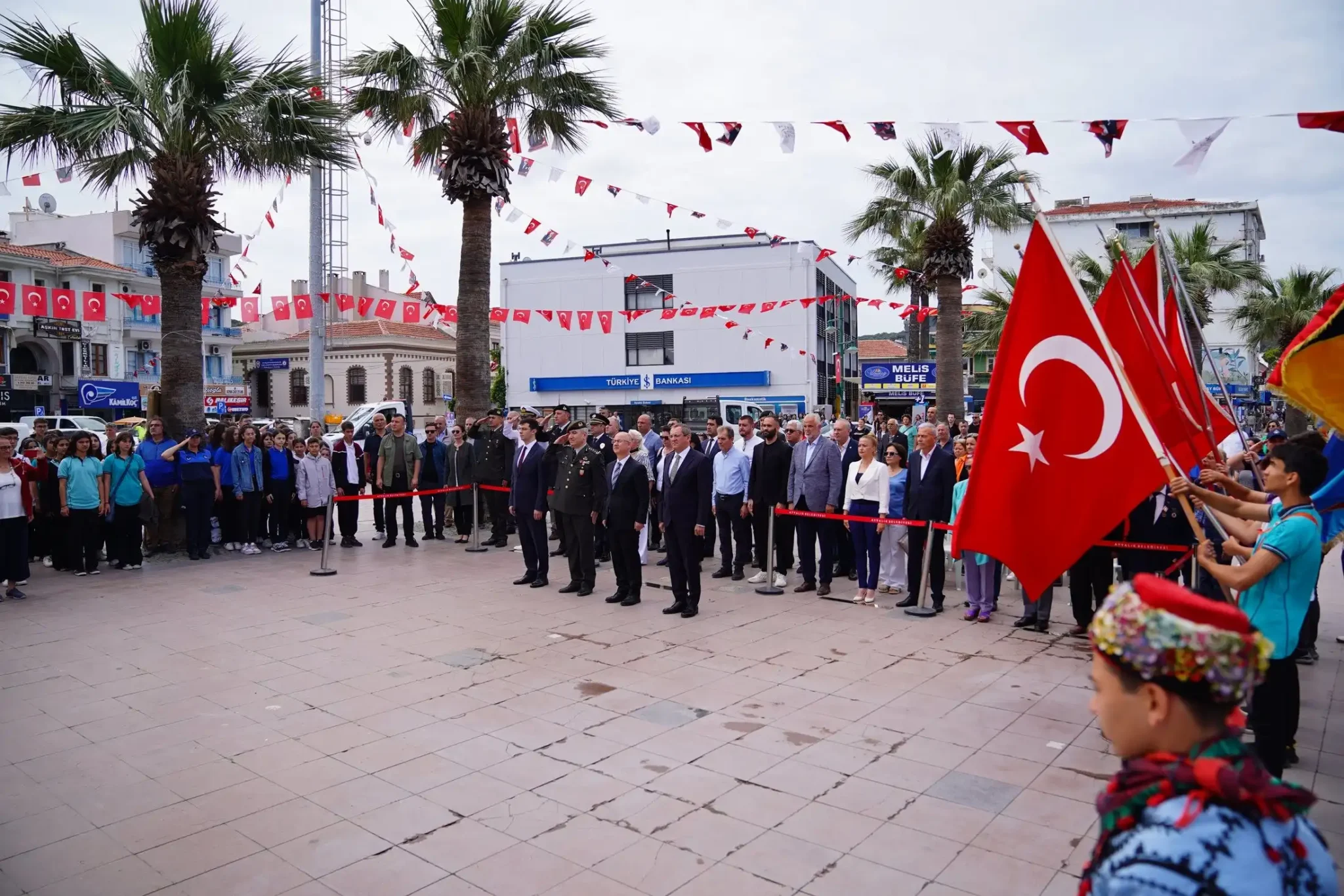 Ayvalık'ta 172. Alay Komutanı Yarbay Ali Çetinkaya'nın ilk kurşun atışının 104. yıl dönümü anısına Cumhuriyet Meydanında gerçekleşen çelenk koyma töreninden sonra  Alibey (Cunda) Adası'nda Ali Çetinkaya büstü ziyaret edildi ve çiçek bırakıldı.