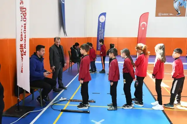 Balıkesir Gençlik ve Spor İl Müdürlüğü, Balıkesir'de ikamet eden çocukların sportif yeteneklerini bilimsel yöntemlerle tespit etmek ve uygun spor branşlarına yönlendirmek amacıyla çalışmalarını sürdürüyor.