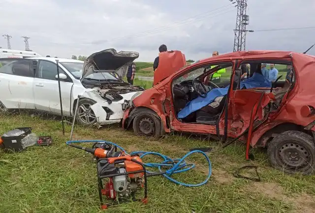 Kırklareli'nde iki otomobilin kafa kafaya çarpışması sonucu meydana gelen kazada, 1 kişi hayatını kaybetti ve 4 kişi yaralandı.