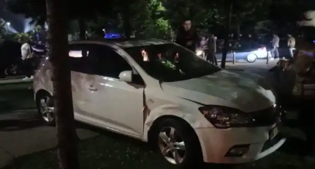 Sürücünün direksiyon hakimiyetini kaybetmesi sonucu bir araç, Maltepe sahilde yayaların arasına daldı. Kazada 4 kişi yaralandı.