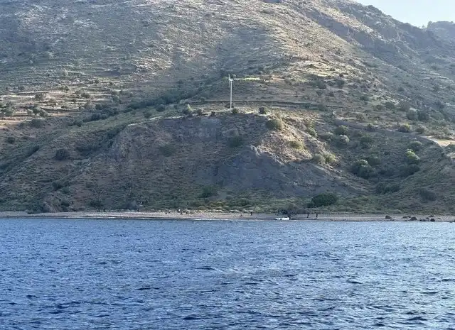 Ayvacık ilçesinin Babakale sahilinde, Yunan Sahil Güvenlik ekipleri tarafından Türk karasularına geri itilerek ölüme terk edilmiş 48 kaçak göçmen kurtarıldı.