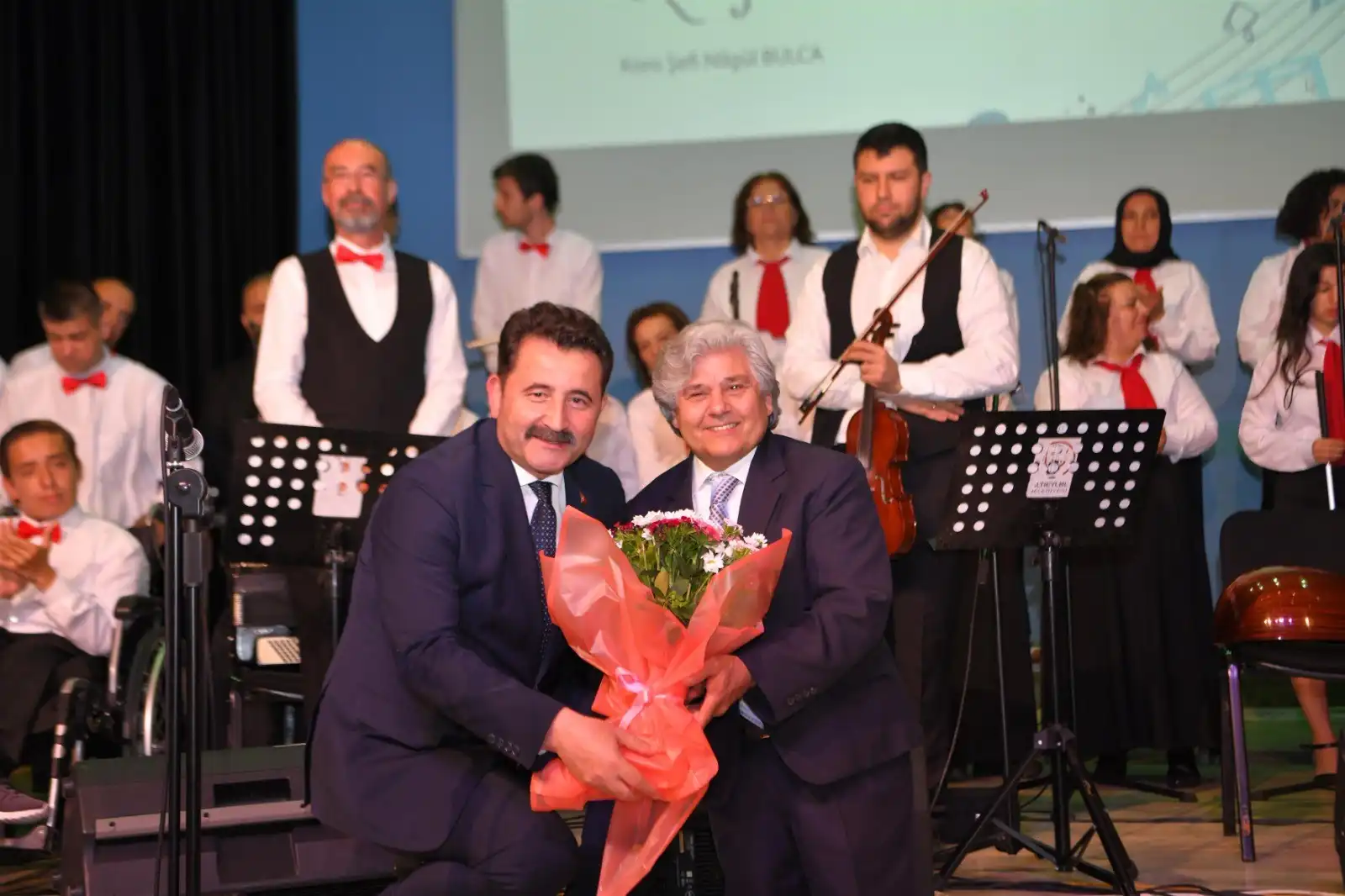 Balıkesir'de engelli bireylerin yarattığı “Engelsiz Düşler Türk Sanat Müziği Topluluğu” birbirinden iyi eserlerin seslendirildiği Türk Sanat Müziği Konseri düzenlendi.