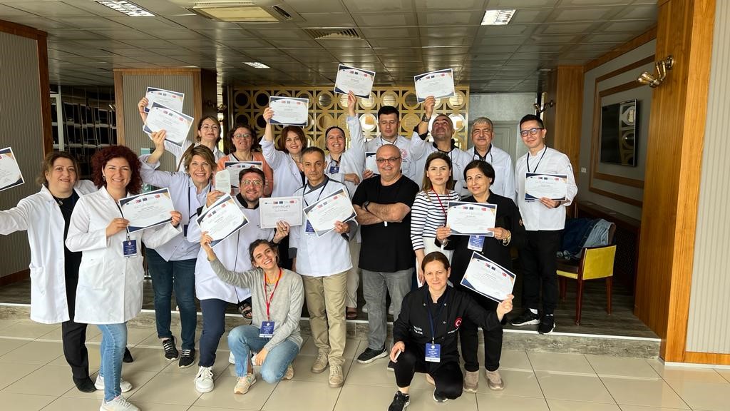 Ayvalık ilçesinde, Balıkesir İl Milli Eğitim Müdürlüğü öncülüğünde gerçekleştirilen Erasmus+ Mesleki Eğitim Akreditasyonu çalışması, Cunda Mesleki ve Teknik Anadolu Lisesi bünyesindeki yemek atölyelerinde gerçekleştirildi. Çalışmaya, Ayvalık Mesleki Eğitim Merkezi öğretmenlerinden Ümit Adalıoğlu da katılarak ilçeyi temsil etti. Okulun Yiyecek ve İçecek Alanı öğrencileri de çalışmayı ilgiyle takip etti.
